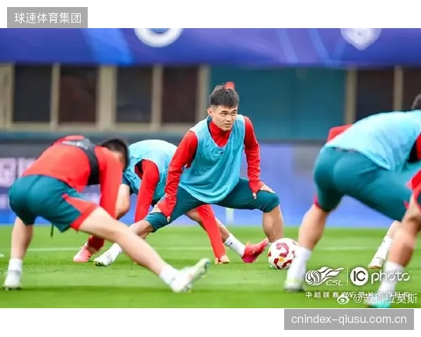 南基一奇招激活锋线，黄紫昌伪九号角色搅乱对手后防线。